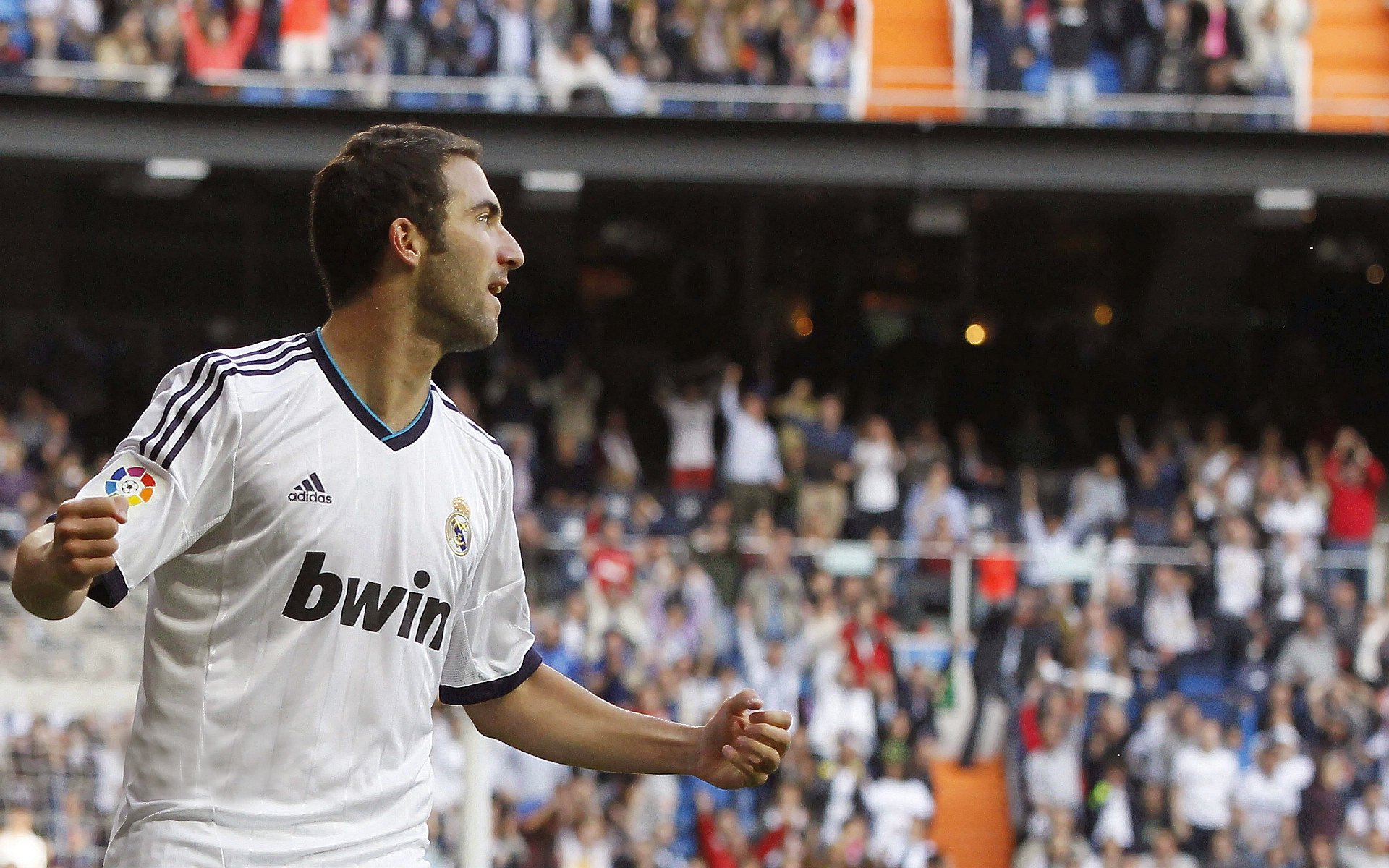 开云平台-足球赛事舞美包装趋向视觉升级创新，舞台足球表演动作